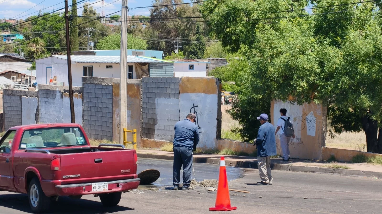 Persisten trabajos en subcolector colapsado tras fuga en bulevar Alatorre