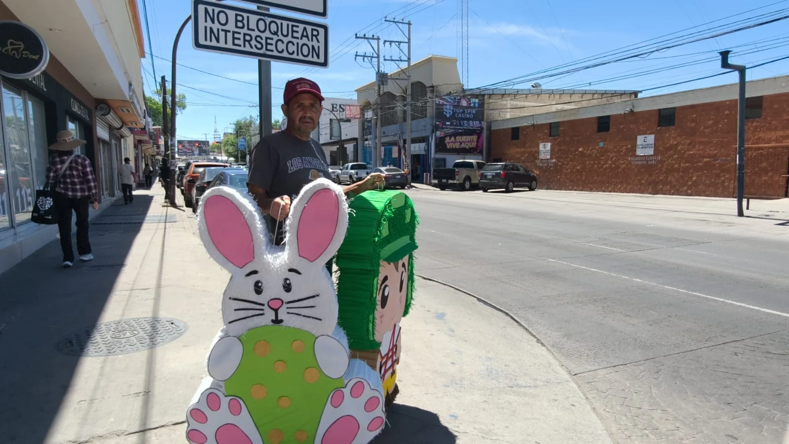 José Miguel mantiene viva la tradición de las piñatas