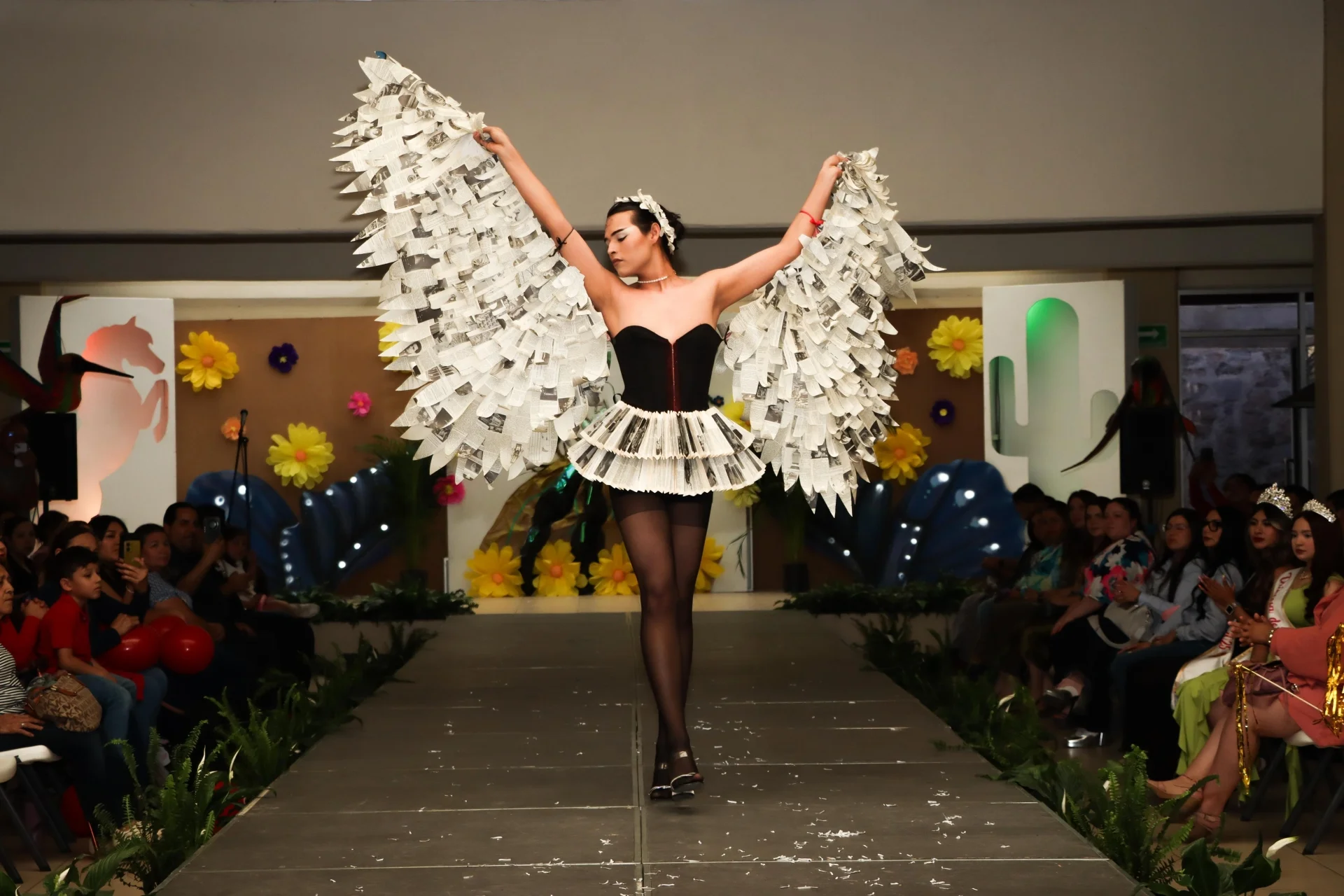 Creatividad y ecología brillan en pasarela de candidatas a reina en Nogales