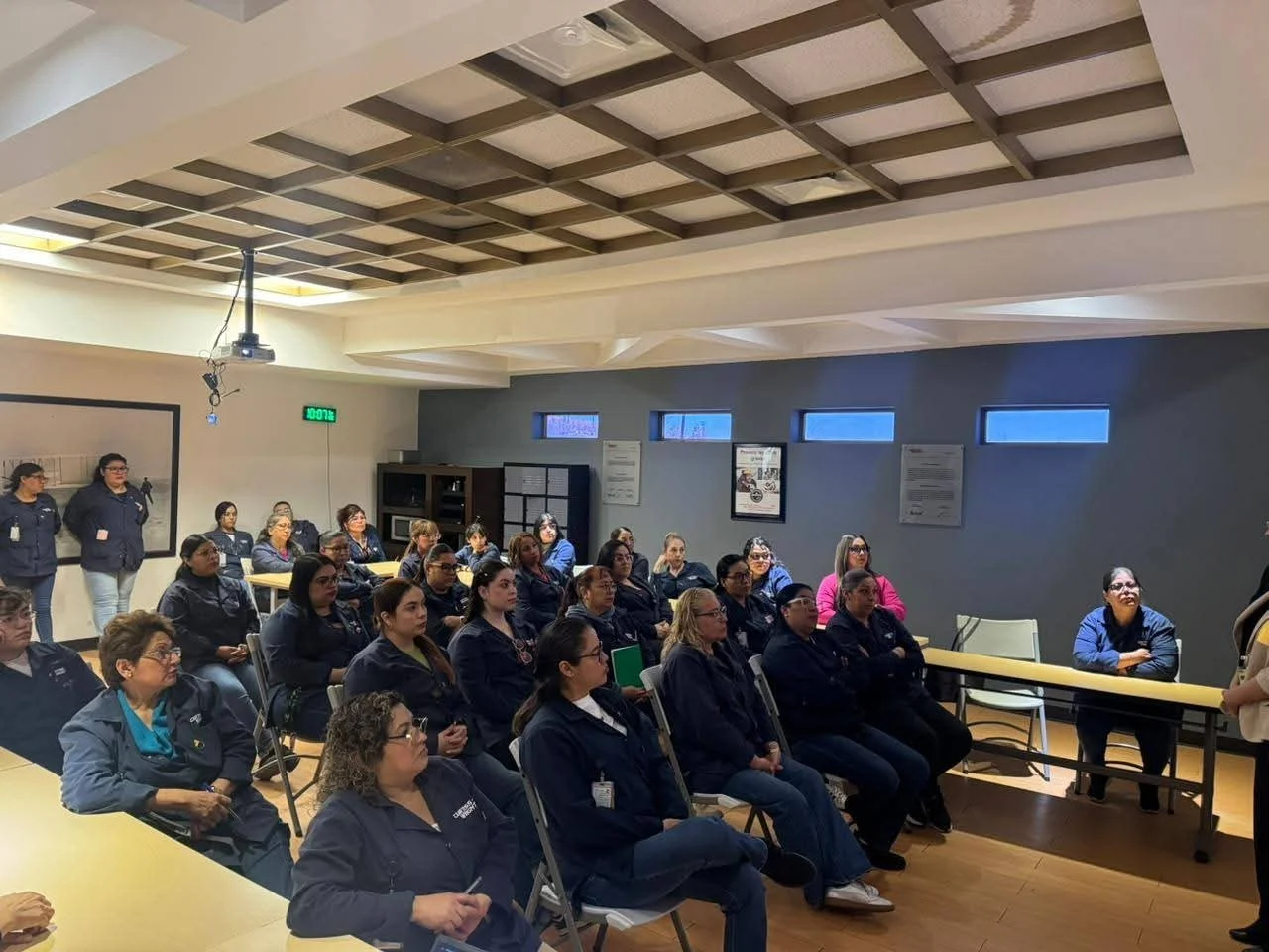 Fortalecen autonomía económica de mujeres con taller financiero en Nogales