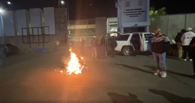 Aparecen jóvenes golpeados y marcados; son señalados de ser presuntamente “macheteros”