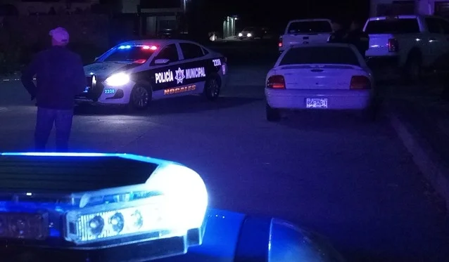 Delincuentes abren vehículo y sustraen maletas en El Greco