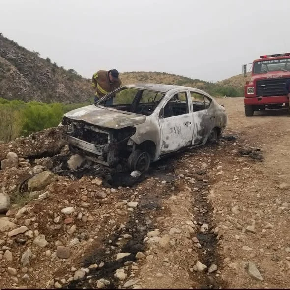 Encuentran auto de alquiler incendiado en carretera internacional