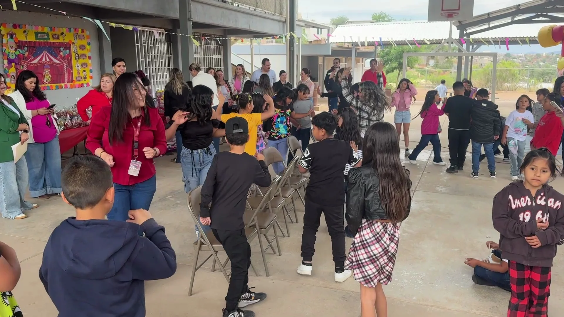 Llevan alegría y apoyo a niños de la colonia Colosio