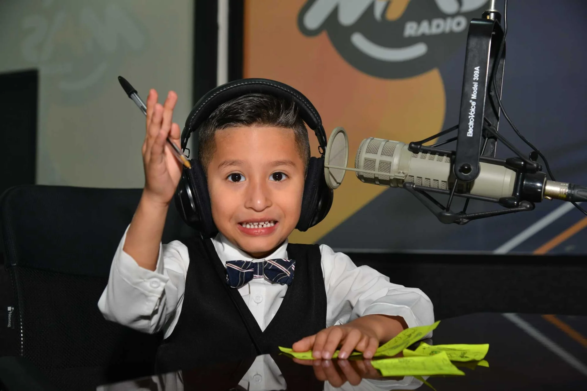 Conquista la niñez a radioescuchas de Más Radio con “Locutor por un Día”