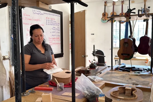 Laudería da voz a migrantes en Nogales a través de la música