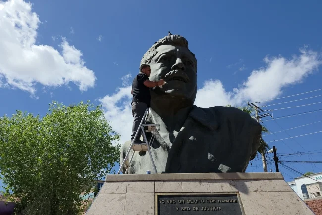 Limpian busto de Colosio vandalizado con pintura en Nogales