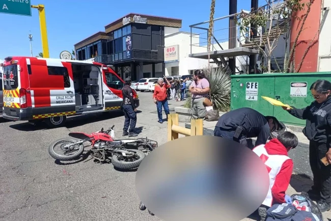 Motociclista atropella a peatón; ambos luchan por su vida