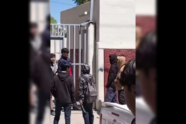 Jóvenes con machetes provocan temor en plantel educativo