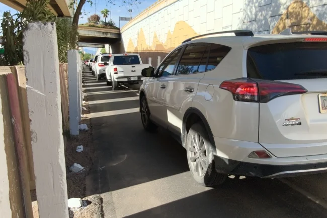 Asfaltado agiliza cruce por línea Sentri