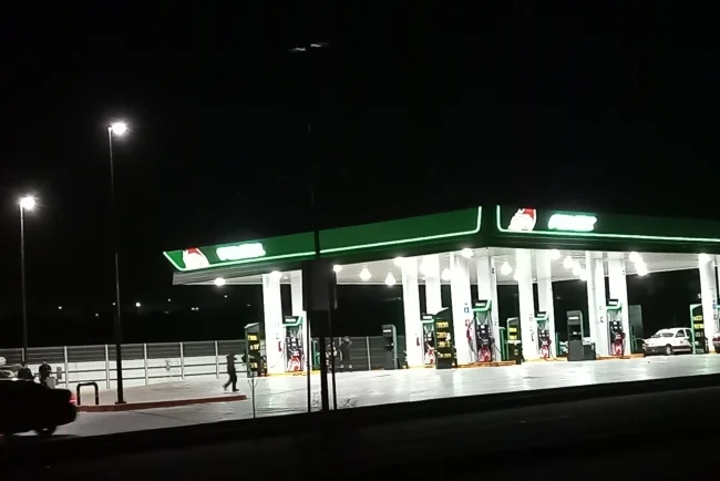 Agrede con cuchillo a empleado de gasolinera y es detenido