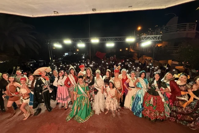 Nogales celebra con desfile rumbo a las Fiestas de las Flores