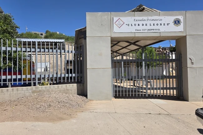 Exigen pavimentación de acceso a escuela en colonia Colosio