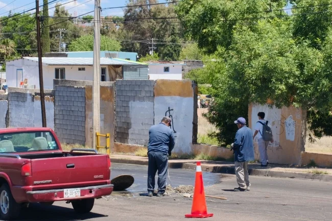 Persisten trabajos en subcolector colapsado tras fuga en bulevar Alatorre