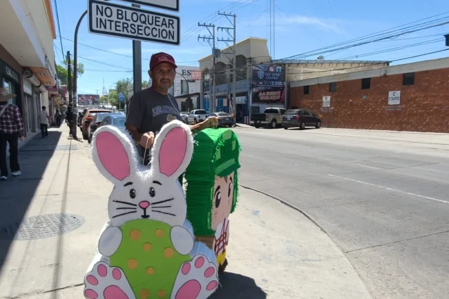 José Miguel mantiene viva la tradición de las piñatas