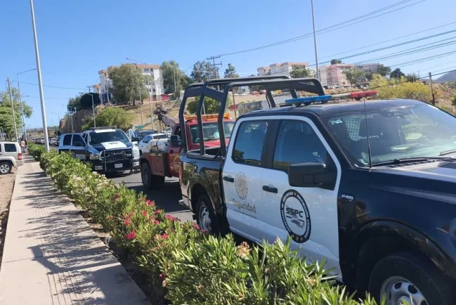 Cuatro heridos tras aparatosa salida de camino al norte de Nogales