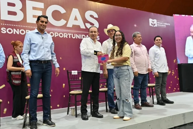 Impulsan educación y tecnología con becas universales en Sonora