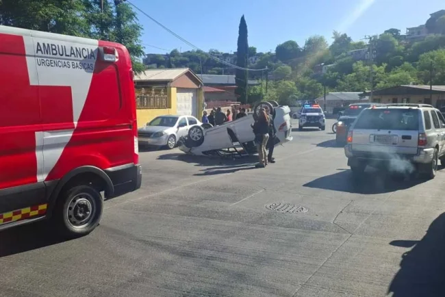 Aparatosa volcadura deja daños y una menor herida en Nogales