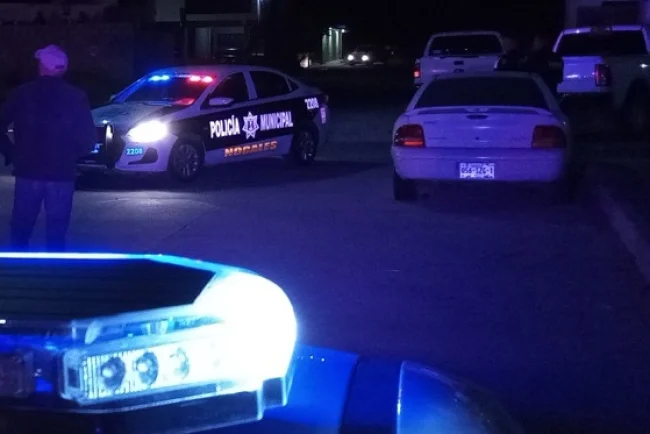 Delincuentes abren vehículo y sustraen maletas en El Greco