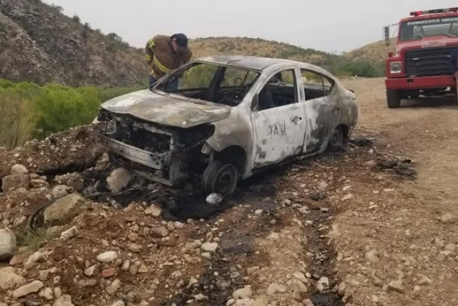 Encuentran auto de alquiler incendiado en carretera internacional