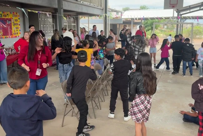 Llevan alegría y apoyo a niños de la colonia Colosio