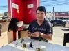 De pasatiempo a oficio: joven nogalense crea colibríes de palma y conquista clientes en Nogales