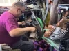 Rodrigo Elenes mantiene viva la tradición zapatera desde Lomas de Nogales