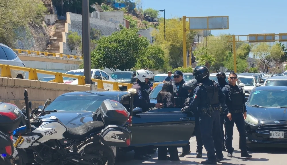 Conductora arremete contra tránsito y termina detenida