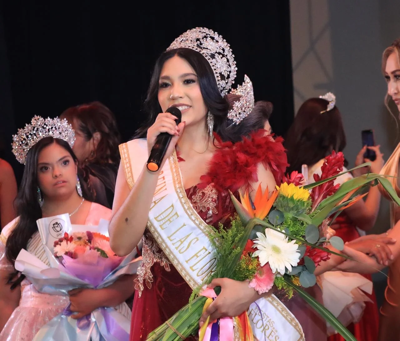 Fiestas de las Flores coronan a su nueva reina en noche de inclusión