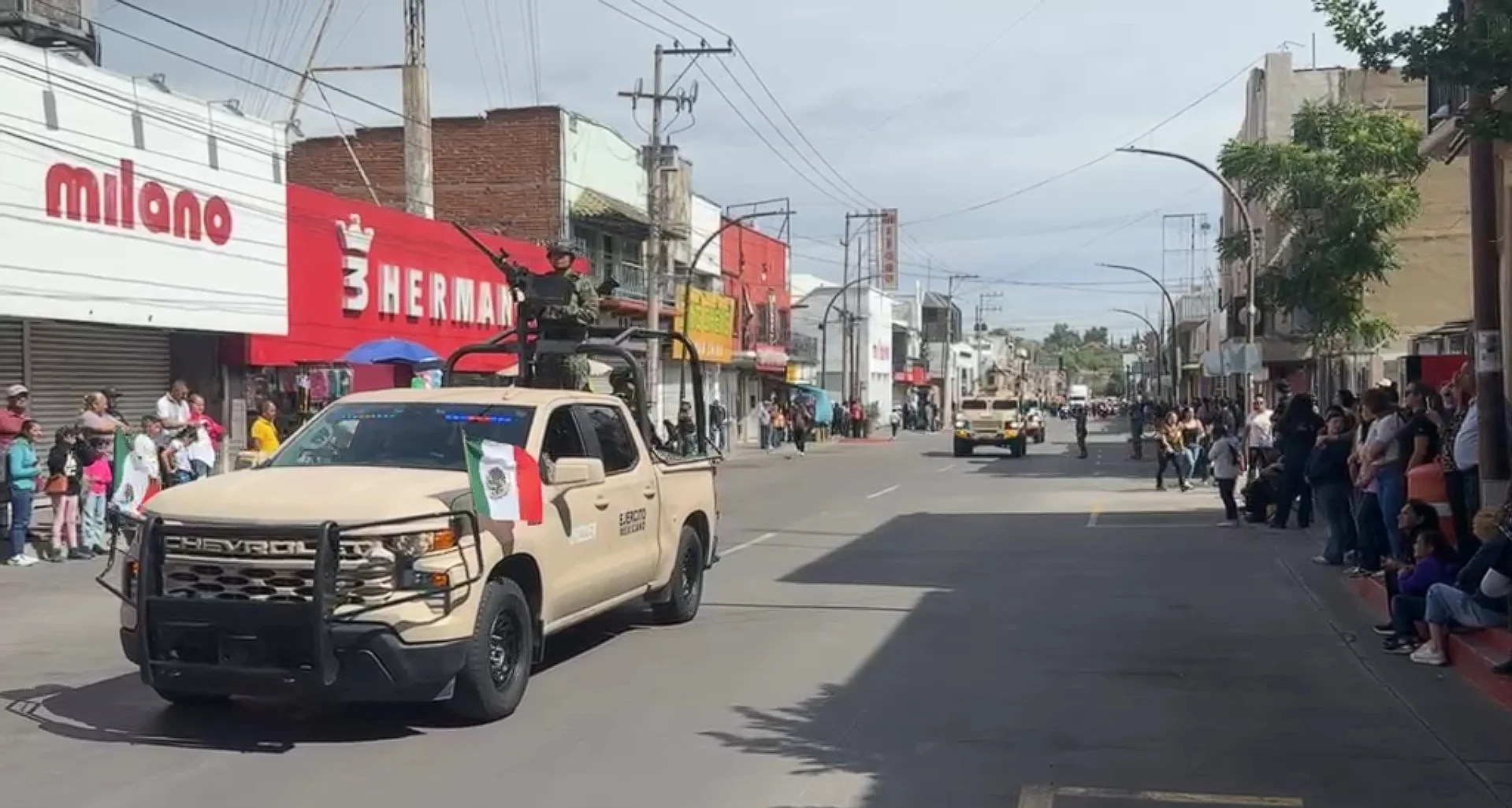 Desfile del 5 de mayo reúne a cientos de familias en Nogales