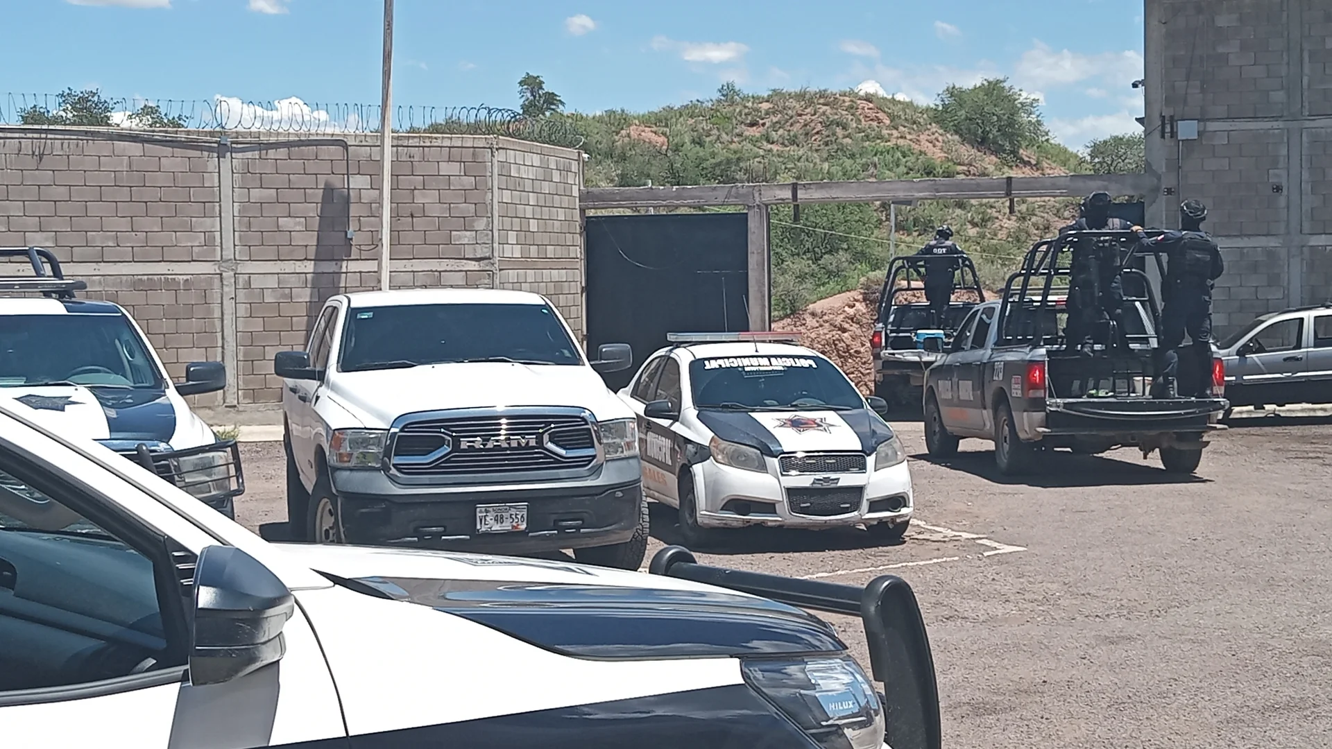 Agrede a policía municipal y abandona vehículo para escapar
