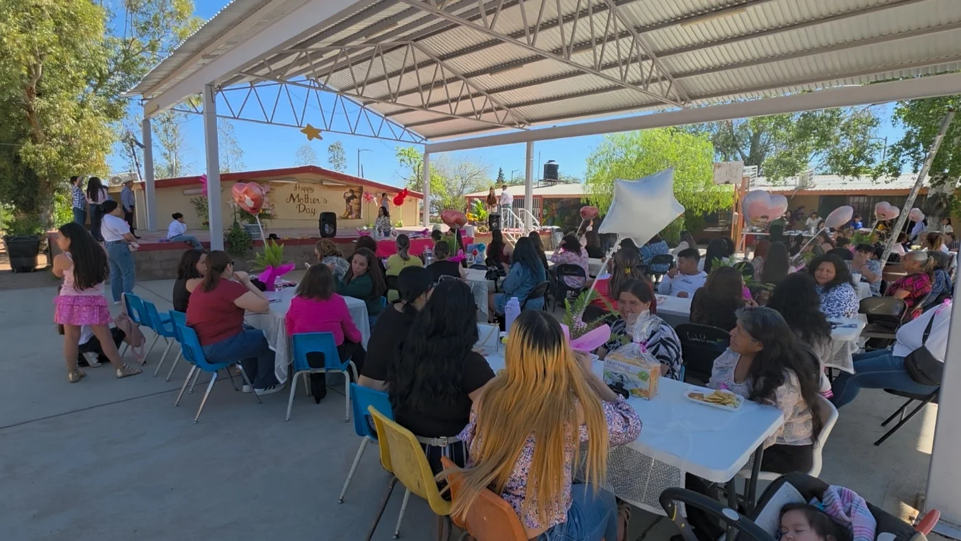 Escuelas honran a las madres con festivales llenos de arte y tradición
