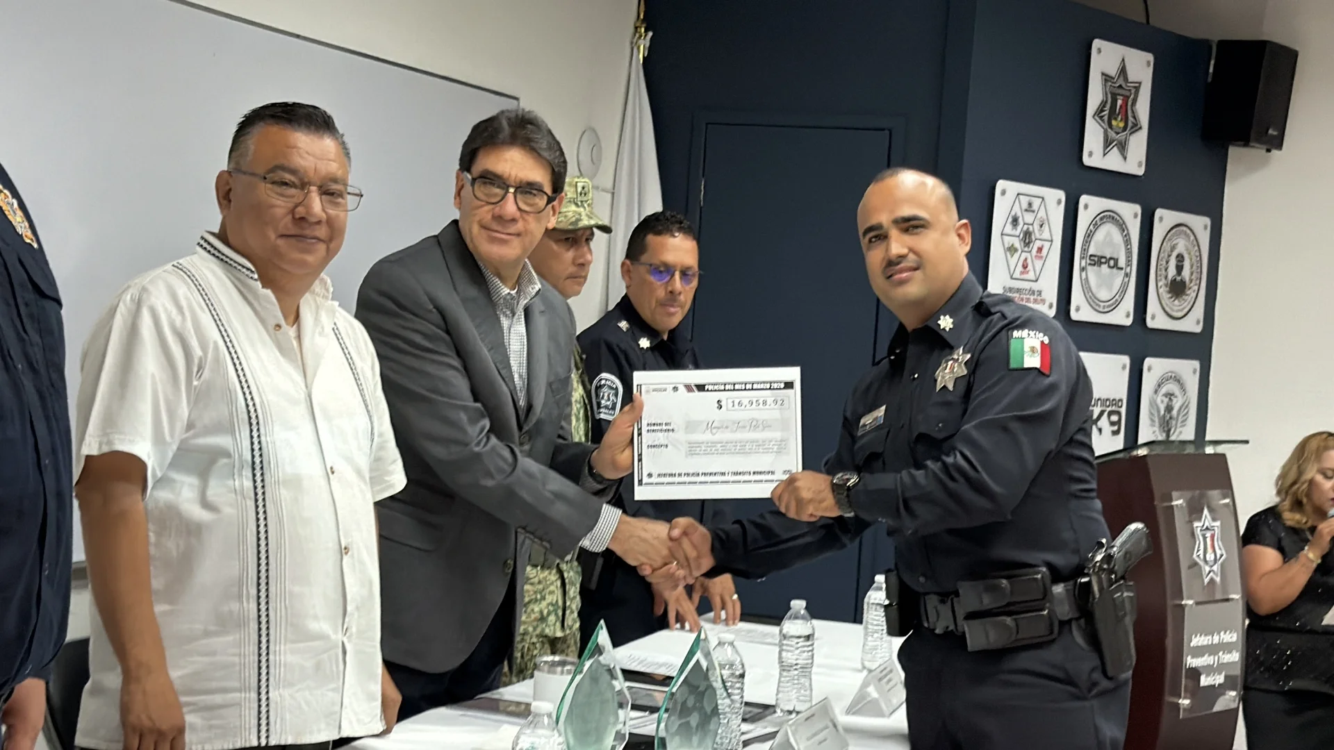 Destacan labor de uniformados nogalenses en ceremonia de reconocimientos municipales