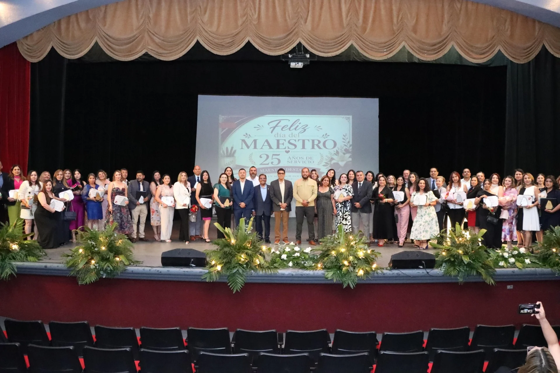 Celebran a docentes con emotivo homenaje por su legado en las aulas de Nogales