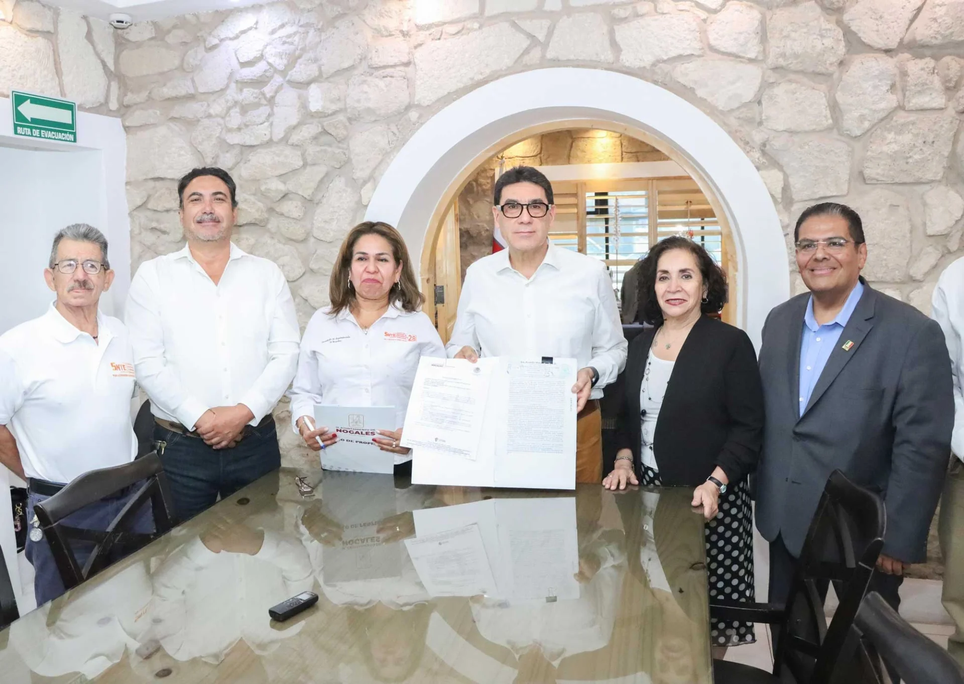 Recibe SNTE certeza jurídica de terreno en Nogales como regalo del Día del Maestro