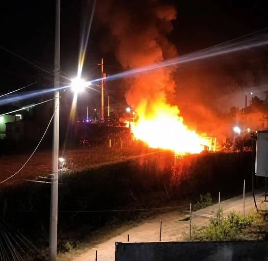 Fuego arrasa domicilio en Nogales y provoca daños en red eléctrica