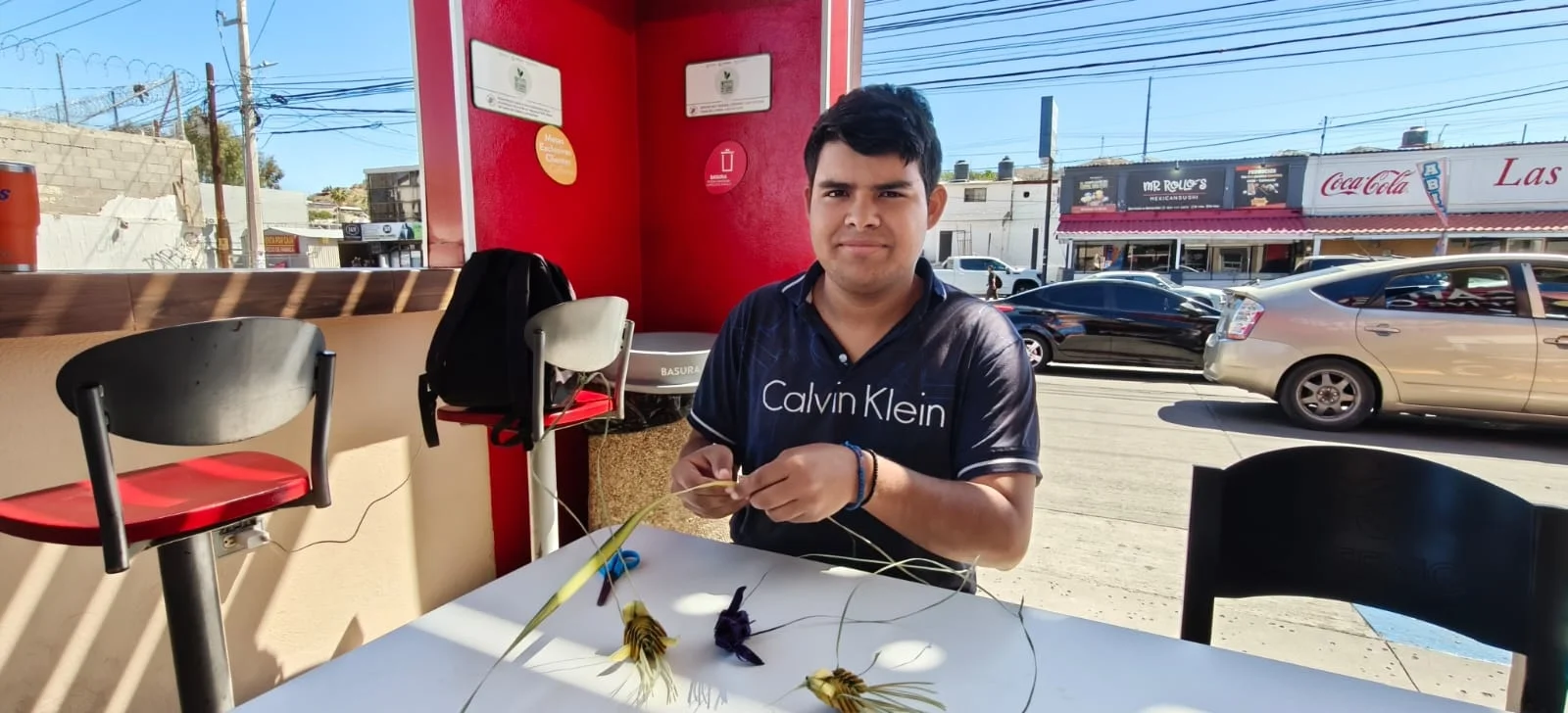 De pasatiempo a oficio: joven nogalense crea colibríes de palma y conquista clientes en Nogales