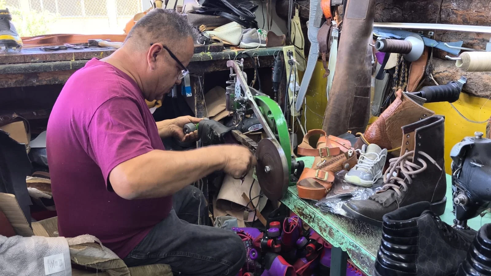 Rodrigo Elenes mantiene viva la tradición zapatera desde Lomas de Nogales