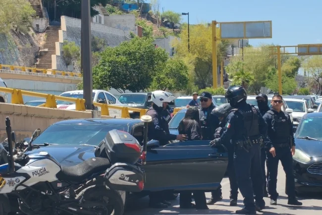 Conductora arremete contra tránsito y termina detenida