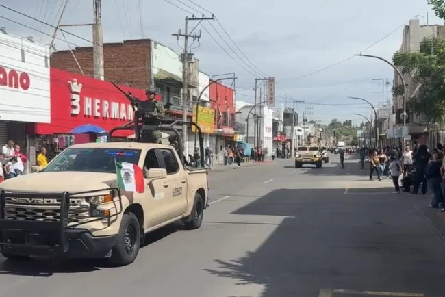 Desfile del 5 de mayo reúne a cientos de familias en Nogales
