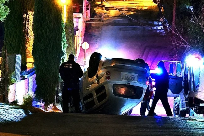Se vuelca vehículo por desperfecto en frenos; no hay lesionados
