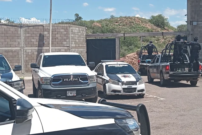 Agrede a policía municipal y abandona vehículo para escapar