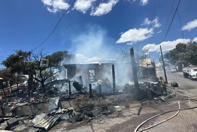Voraz incendio moviliza a Bomberos y deja severos daños en Lomas de Nogales