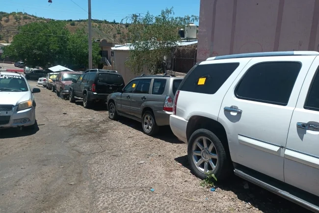 Van contra talleres y autos abandonados que obstruyen vialidades en colonias de Nogales