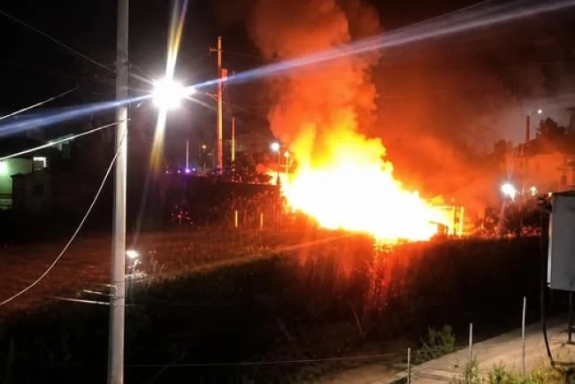 Fuego arrasa domicilio en Nogales y provoca daños en red eléctrica