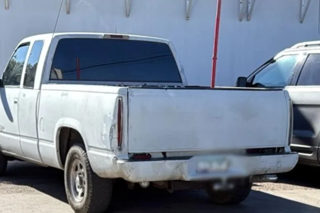 Localizan camioneta robada abandonada en colonia Lomas de Nogales