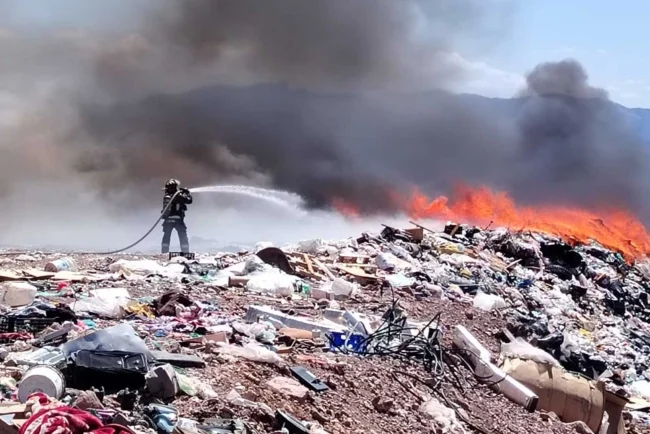 Moviliza incendio en Relleno Sanitario a bomberos de Nogales
