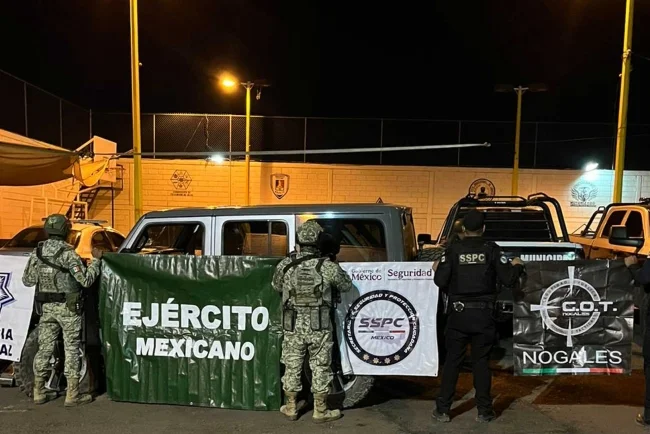 Persecución en Nogales deja vehículo robado, droga y celulares asegurados