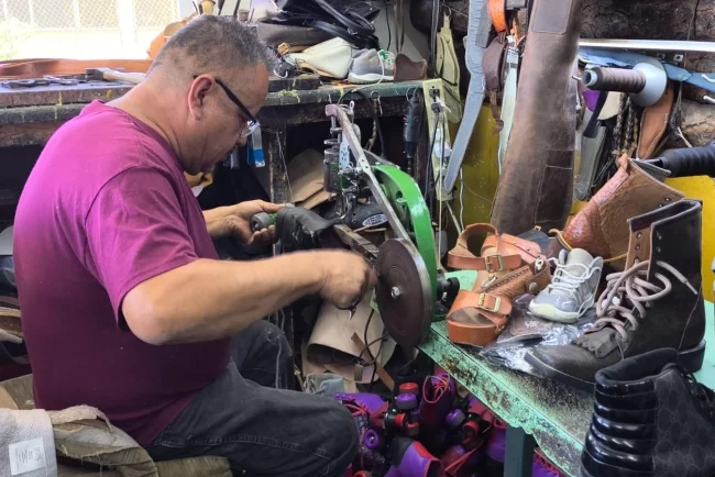 Rodrigo Elenes mantiene viva la tradición zapatera desde Lomas de Nogales