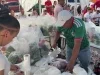 Celebran a papás cumplidos con paquetes de carne asada